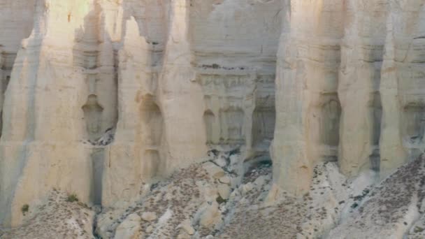 Πανέμορφα σχέδια στους βράχους στα φαράγγια του Καζακστάν — Αρχείο Βίντεο