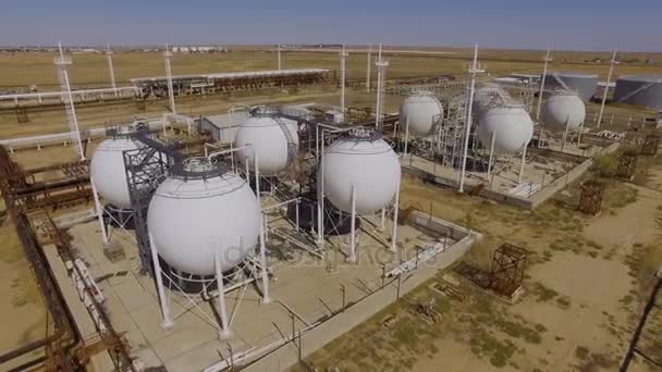 Granja de tanques para el almacenamiento de petróleo y gasolina a granel. Vista aérea — Vídeos de Stock