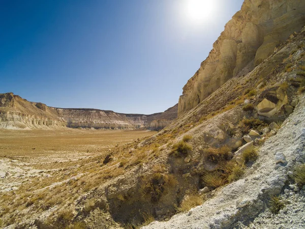 Cliff na borda do planalto de Ustiurt, Cazaquistão — Fotografia de Stock