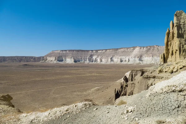 Cliff na borda do planalto de Ustiurt, Cazaquistão — Fotografia de Stock