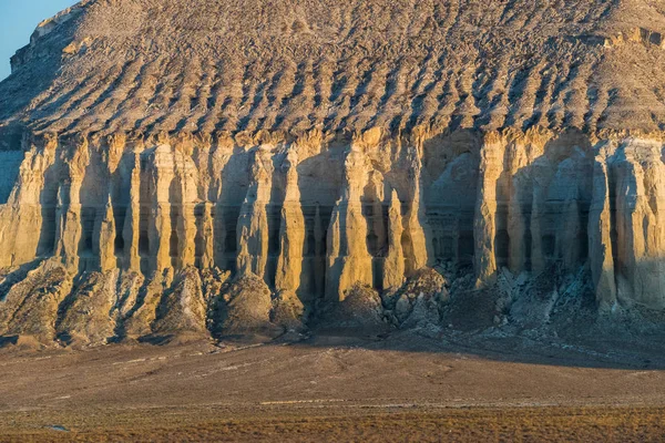 Cliff na borda do planalto de Ustiurt, Cazaquistão — Fotografia de Stock