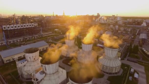Grandes tuberías de enfriamiento de las que fluye vapor en una refinería de petróleo. Vista aérea — Vídeos de Stock