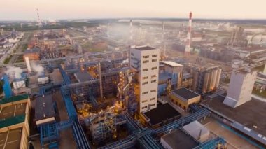 Büyük petrol rafinerisi metal yapılar, borular ve damıtma ışıklar gece karanlığında yanma ile kompleks. Havadan görünümü
