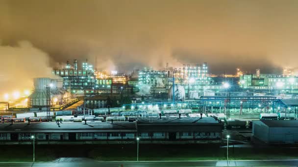 Oil refinery with pipes and distillation complexes at night. Time lapse — Stock Video