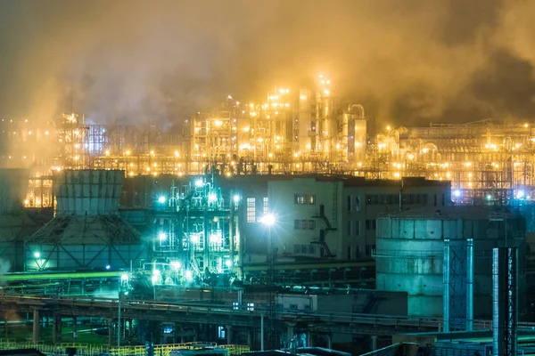 Olieraffinaderij met pijpen en distillatie complexen nachts — Stockfoto