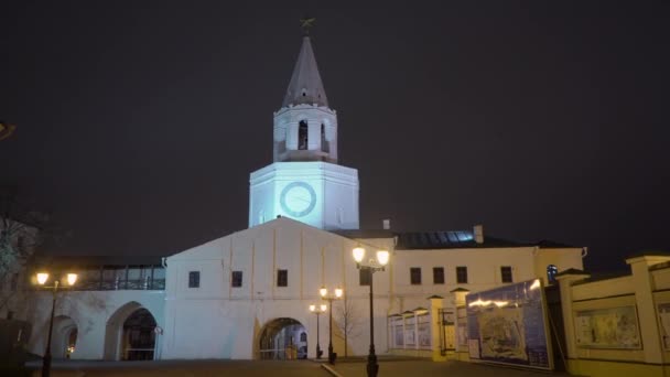 Kazan Kremlin gece beyaz kulesi. Kazan şehir, Tataristan, Rusya Federasyonu — Stok video