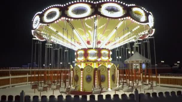 Carrousel couvert de neige la nuit d'hiver — Video