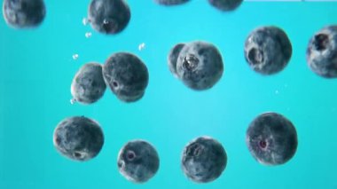 mavi zemin üzerine düşen suya yaban mersini. Makro görünümü