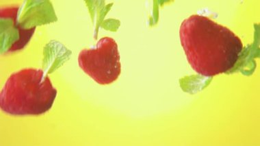 Ahududu ve Sarı zemin üzerine düşen suya nane. Makro görünümü