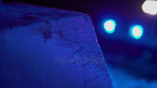 Esculturas de hielo en los rayos de luz azul por la noche. De cerca. — Vídeo de stock