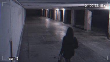bir Altgeçit bir kızı soyuyor. Gizli kamera kayıt