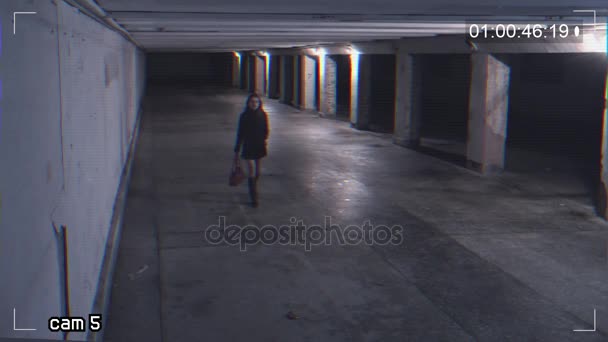 Robbing a girl in an underpass. Recording from a surveillance camera — Stock Video