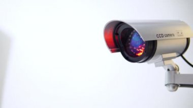 Beyaz arka plan üzerinde kırmızı ışık yanıp sönen ile güvenlik kamerası. Yakın çekim