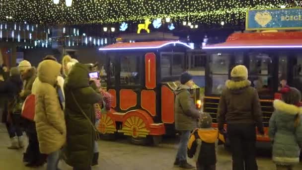 KAZAN, RUSSIE - JANVIER 2018 : la locomotive à vapeur pour enfants sur la rue du Nouvel An roule les enfants — Video