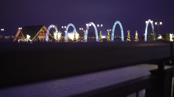 Пирс на замёрзшем озере, украшенном новогодними украшениями в городе Казань — стоковое видео