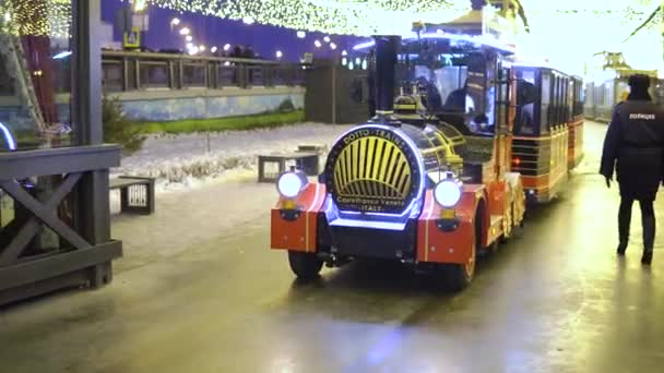 Kazan, Rusland - januari, 2018: childrens stoomlocomotief op nieuwe jaar straat rolt kinderen — Stockvideo