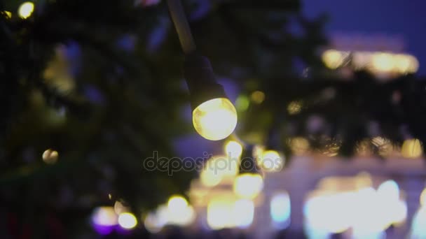 Guirlande du Nouvel An sur l'arbre de Noël 