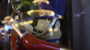 yıl sonu tatil kutlamada trompet çalmaya oyuncak asker