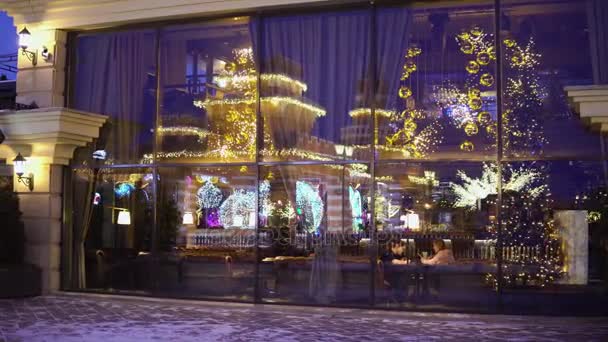 KAZAN, RUSSIE - JANVIER 2018 : vitrine décorée dans le style Nouvel An — Video