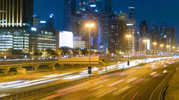 Güzel bir gece timelapse bir yolun Dubai, Birleşik Arap Emirlikleri — Stok fotoğraf
