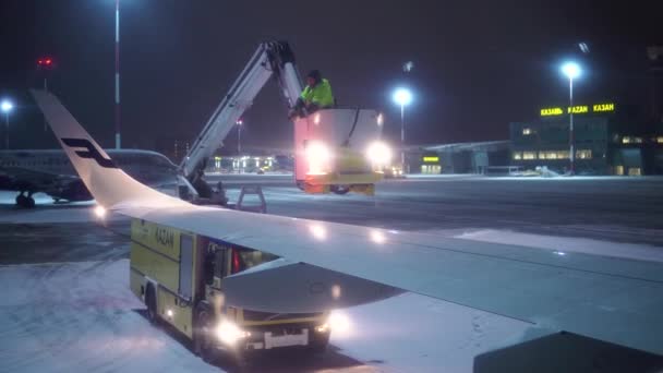 Kazan, Oroszország - 01.14.2018: Anti-kezelés, a szárnyak, a kormánylapát és a stabilizátor kereskedelmi repülőgép jegesedés — Stock videók