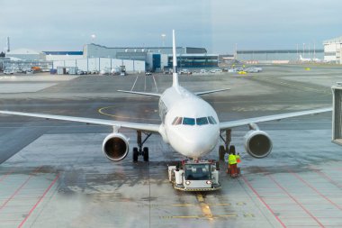 jet uçakları havaalanında demirledi
