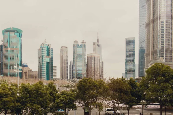 Gökdelenler Pudong alanı mavi gökyüzü, Shanghai, Çin — Stok fotoğraf