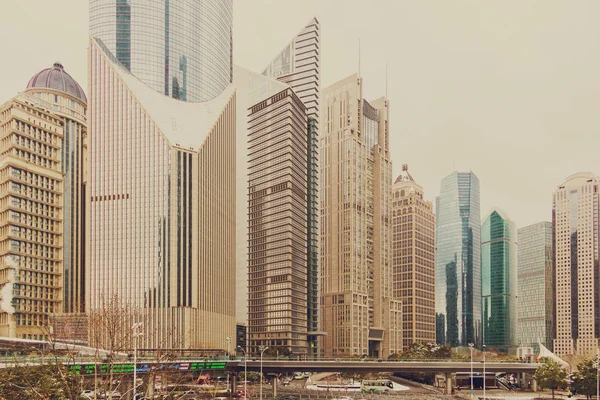 Gökdelenler Pudong alanı mavi gökyüzü, Shanghai, Çin — Stok fotoğraf