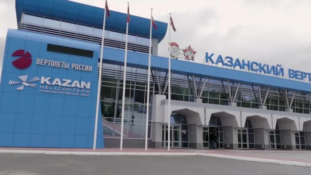 Kazan, Rusland - 15 februari 2018: Het belangrijkste gebouw van de Kazan helicopter plant, produceren de legendarische Mi-8 serie helikopters — Stockvideo