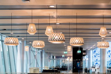 Helsinki, Finlandiya - 15 Ocak 2018: Güzel ahşap geometrik modern tavan lamba iç çağdaş dekorasyon