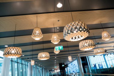 Helsinki, Finlandiya - 15 Ocak 2018: Güzel ahşap geometrik modern tavan lamba iç çağdaş dekorasyon