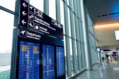 Helsinki, Finlandiya - 15 Ocak 2018: geliş ve gidiş kurulu ile Vanta Havaalanı binasının iç. Helsinki