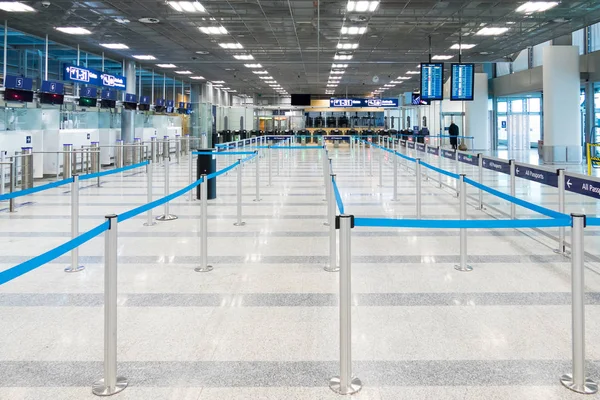 Havaalanında boş pasaport kontrolü