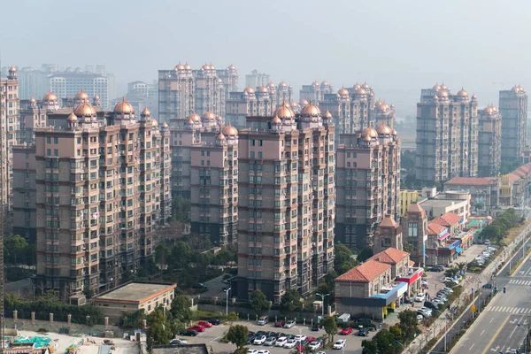 Воздушный вид района в Шанхае с куполами на высотных зданиях — стоковое фото