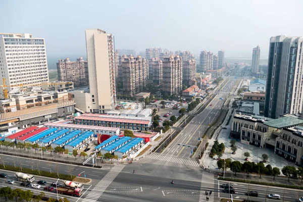 Воздушный вид района в Шанхае с дорогами и высотными зданиями — стоковое фото