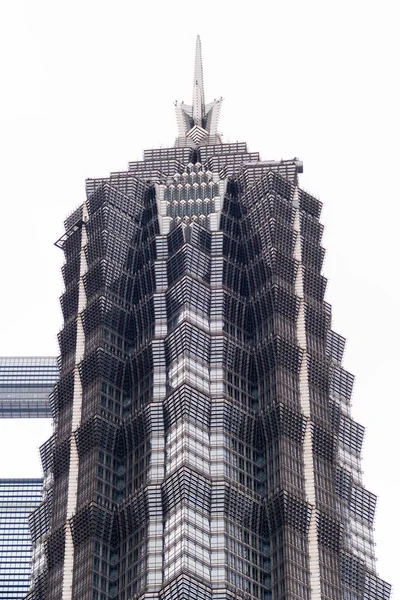 Xangai, China - 15 de janeiro de 2018: detalhes da fachada de um arranha-céu moderno feito de vidro e aço closeup. Shanghai World Financial Center — Fotografia de Stock