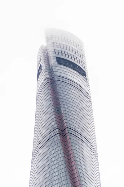 Шанхай, Китай - 15 января 2018 года: детали фасада современного небоскреба из стекла и стали крупным планом. Шанхайский мировой финансовый центр — стоковое фото