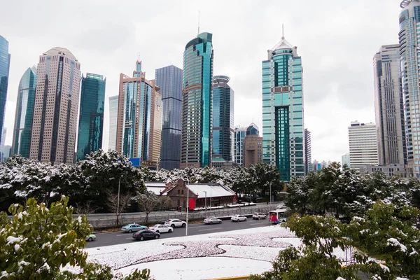 Park ağaç ve yol Pudong alanı içinde gökdelenler çevrili kar ile kaplı. Shanghai, Çin — Stok fotoğraf