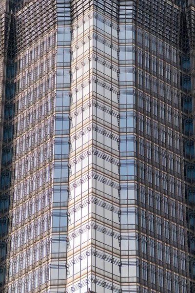 Xangai, China - 15 de janeiro de 2018: detalhes da fachada de um arranha-céu moderno feito de vidro e aço closeup. Shanghai World Financial Center — Fotografia de Stock