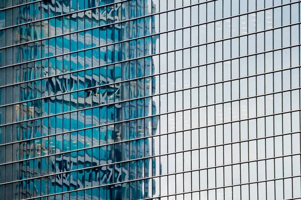 Фасад сучасному хмарочосі деталями з скла і сталі крупним планом. Шанхайський всесвітній фінансовий центр — стокове фото