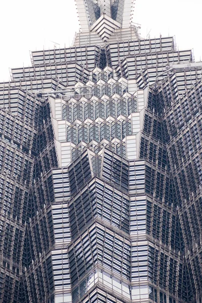 Шанхай, Китай - 15 січня 2018: деталі фасаду сучасному хмарочосі із скла та сталі крупним планом. Шанхайський всесвітній фінансовий центр — стокове фото