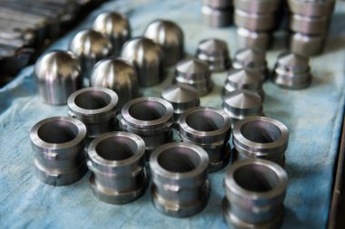 Freze ve Torna talaşlı imalat sonra silindirik metal parçalar