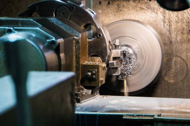 Endüstriyel metal işleri işleme işlemi tarafından otomatik torna üzerinde kesici alet taşıyordu