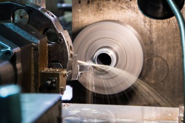 Endüstriyel metal işleri işleme işlemi tarafından otomatik torna üzerinde kesici alet taşıyordu