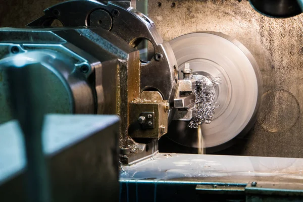 Processo de usinagem de furo de trabalho de metal industrial por ferramenta de corte em torno automatizado — Fotografia de Stock