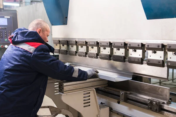 Operador de corte de trabalho e folha de metal de dobra por máquina de dobra de chapa de metal de alta precisão, controle cnc máquina de dobra de chapa de metal na fábrica — Fotografia de Stock