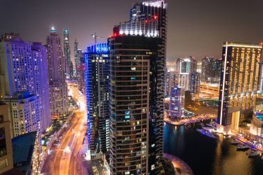 Yollar, gökdelenler ve parlak ışıklar ile Dubai şehrinin gece görünümü