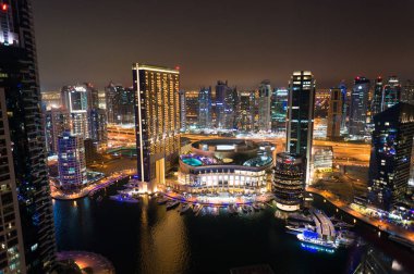 Yollar, gökdelenler ve parlak ışıklar ile Dubai şehrinin gece görünümü