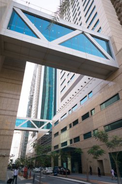 Dubai, Birleşik Arap Emirlikleri - 18 Mart 2018: A Dubai iki ofis binaları arasında yaya geçit kapalı