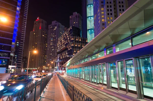 Dubai metro istasyonu zemin Pavyonu. Gece çekimi — Stok fotoğraf